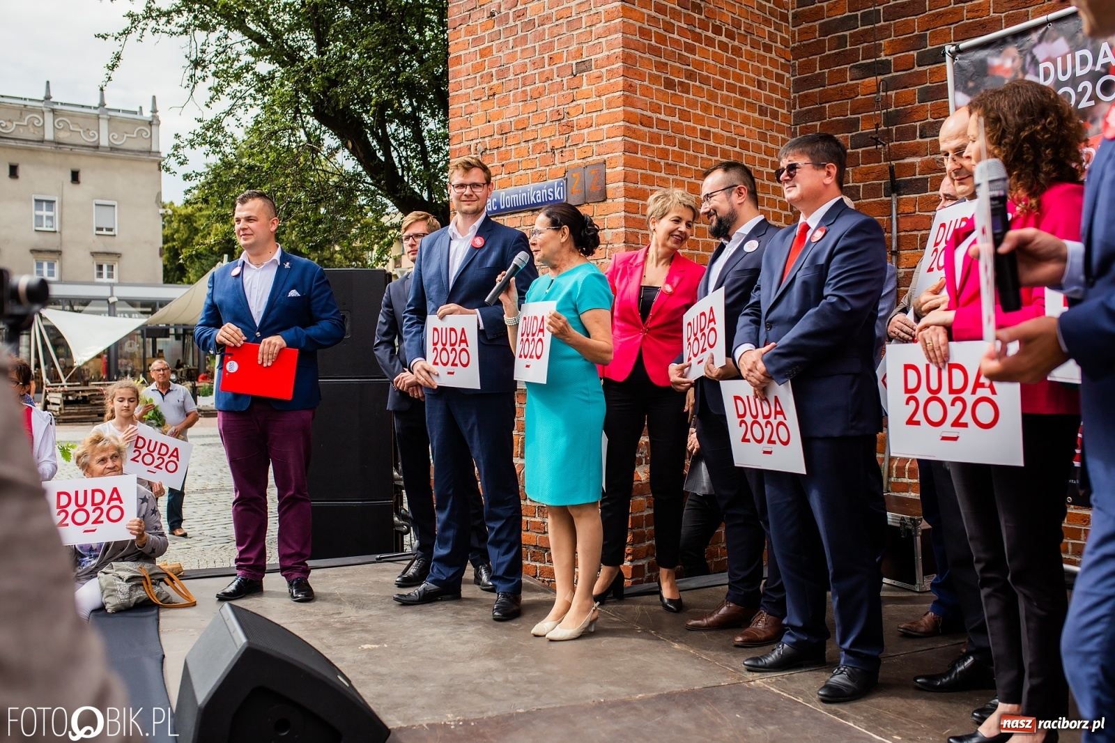 Zdjęcie w galerii na portalu naszraciborz.pl: Na Rynku odbył się wiec poparcia dla Andrzeja Dudy [FOTO] wiadomości z regionu