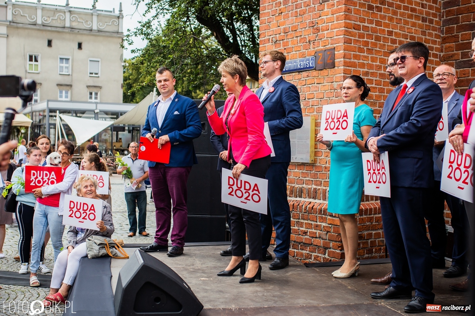 Zdjęcie w galerii na portalu naszraciborz.pl: Na Rynku odbył się wiec poparcia dla Andrzeja Dudy [FOTO] wiadomości z regionu