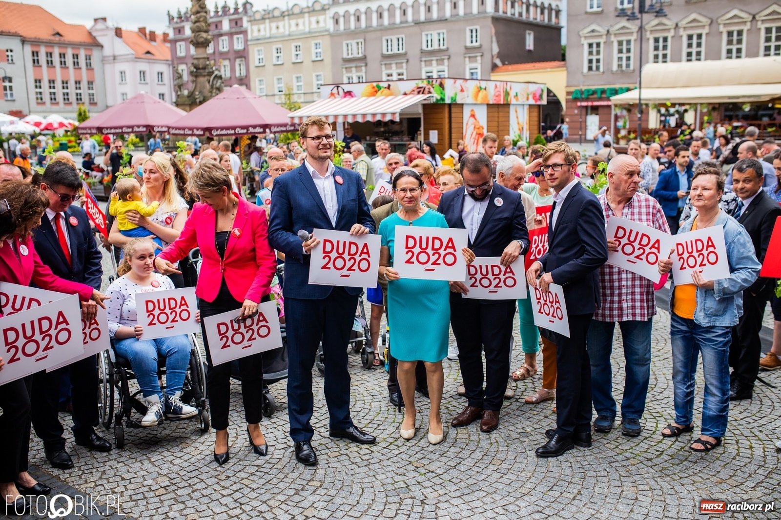 Zdjęcie w galerii na portalu naszraciborz.pl: Na Rynku odbył się wiec poparcia dla Andrzeja Dudy [FOTO] wiadomości z regionu
