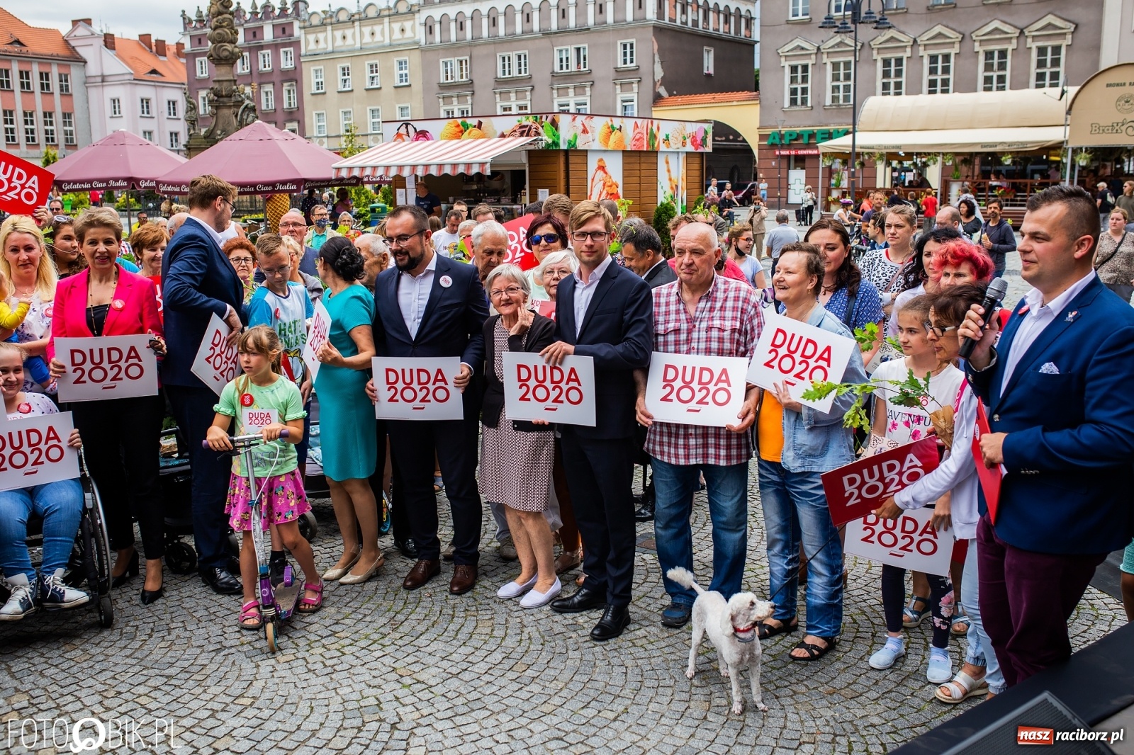 Zdjęcie w galerii na portalu naszraciborz.pl: Na Rynku odbył się wiec poparcia dla Andrzeja Dudy [FOTO] wiadomości z regionu