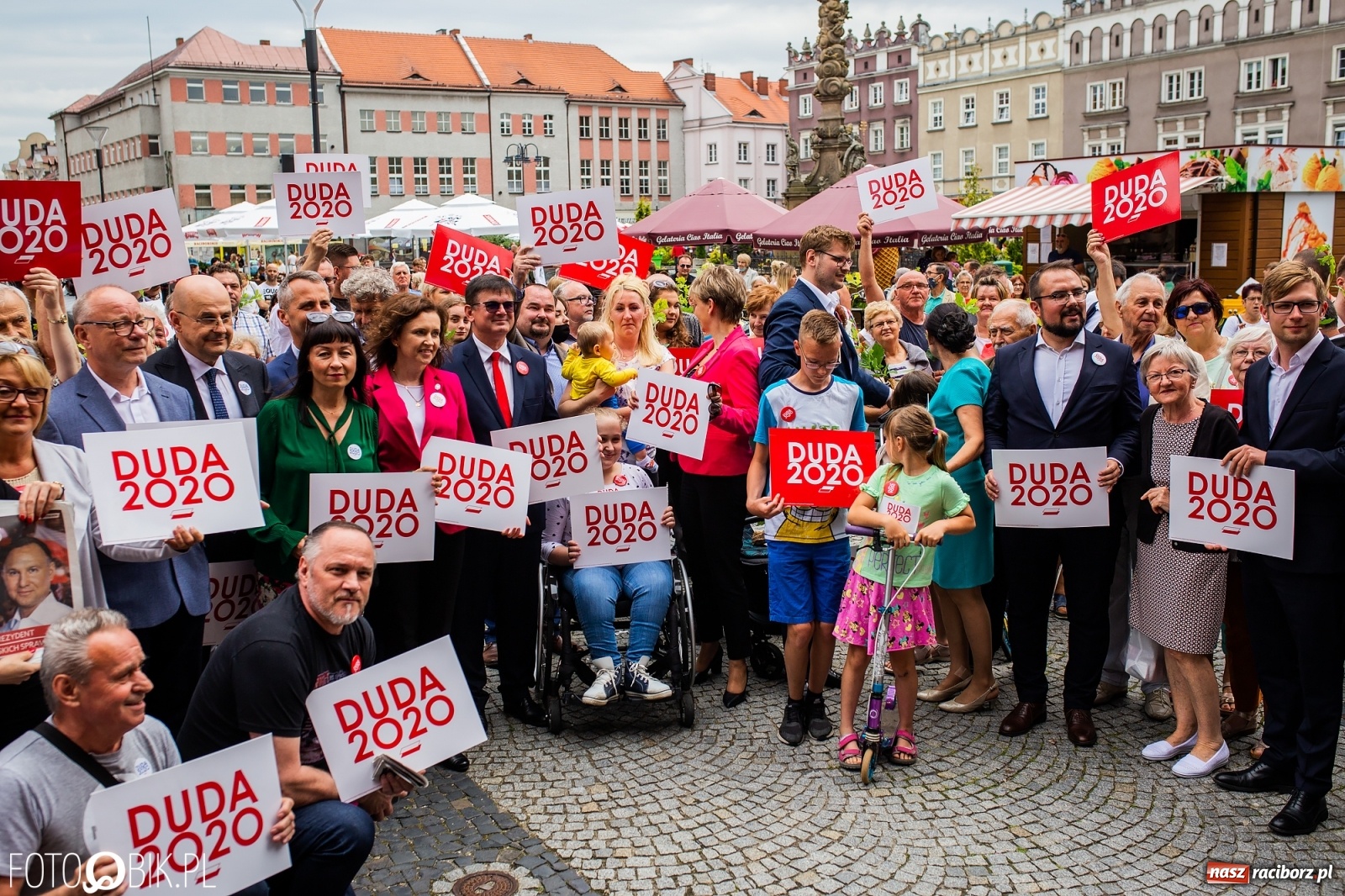 Zdjęcie w galerii na portalu naszraciborz.pl: Na Rynku odbył się wiec poparcia dla Andrzeja Dudy [FOTO] wiadomości z regionu