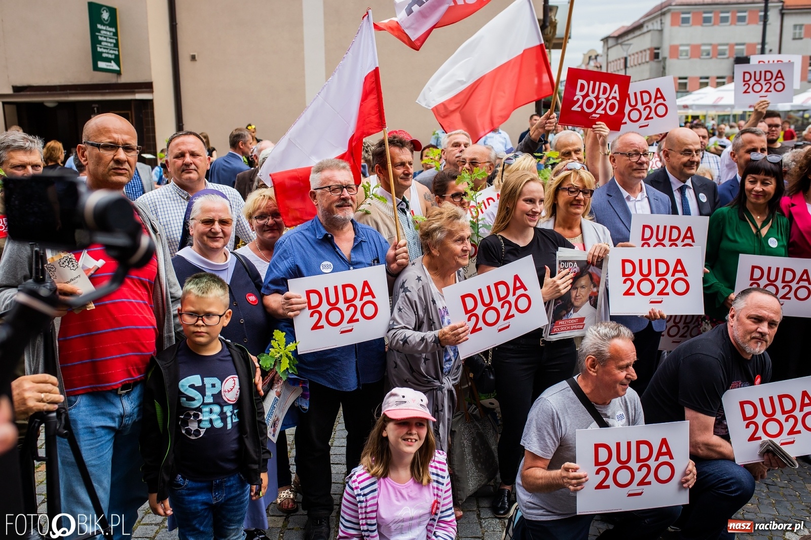 Zdjęcie w galerii na portalu naszraciborz.pl: Na Rynku odbył się wiec poparcia dla Andrzeja Dudy [FOTO] wiadomości z regionu