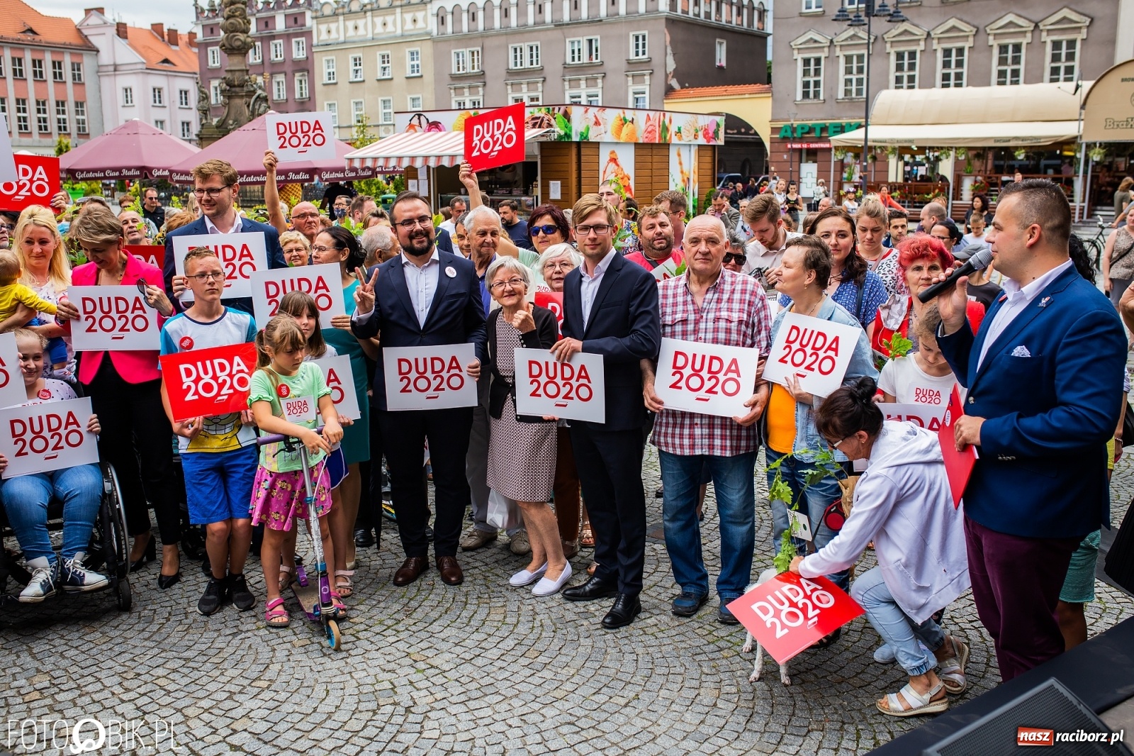 Zdjęcie w galerii na portalu naszraciborz.pl: Na Rynku odbył się wiec poparcia dla Andrzeja Dudy [FOTO] wiadomości z regionu