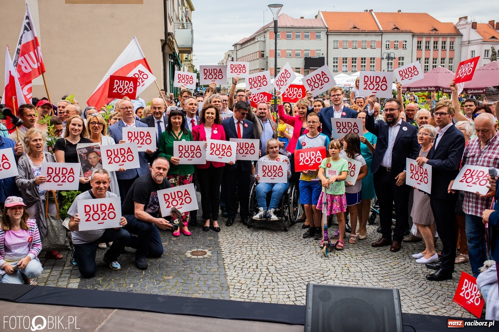 Zdjęcie w galerii na portalu naszraciborz.pl: Na Rynku odbył się wiec poparcia dla Andrzeja Dudy [FOTO] wiadomości z regionu