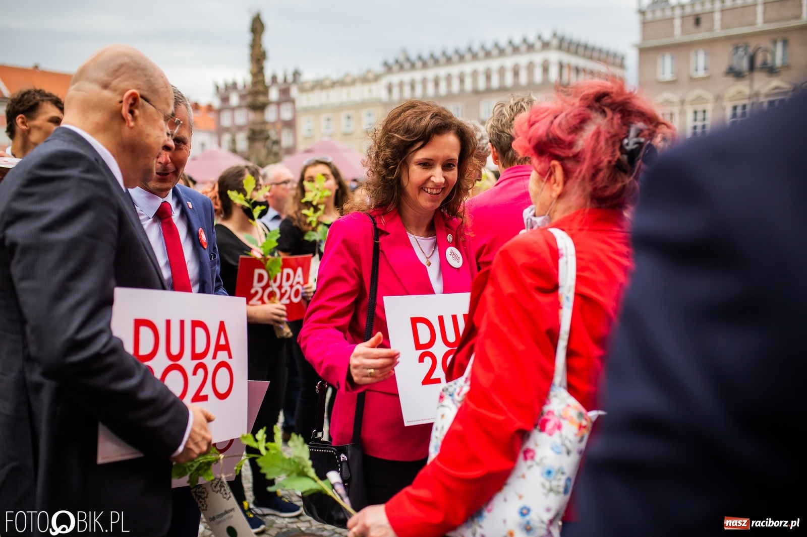 Zdjęcie w galerii na portalu naszraciborz.pl: Na Rynku odbył się wiec poparcia dla Andrzeja Dudy [FOTO] wiadomości z regionu