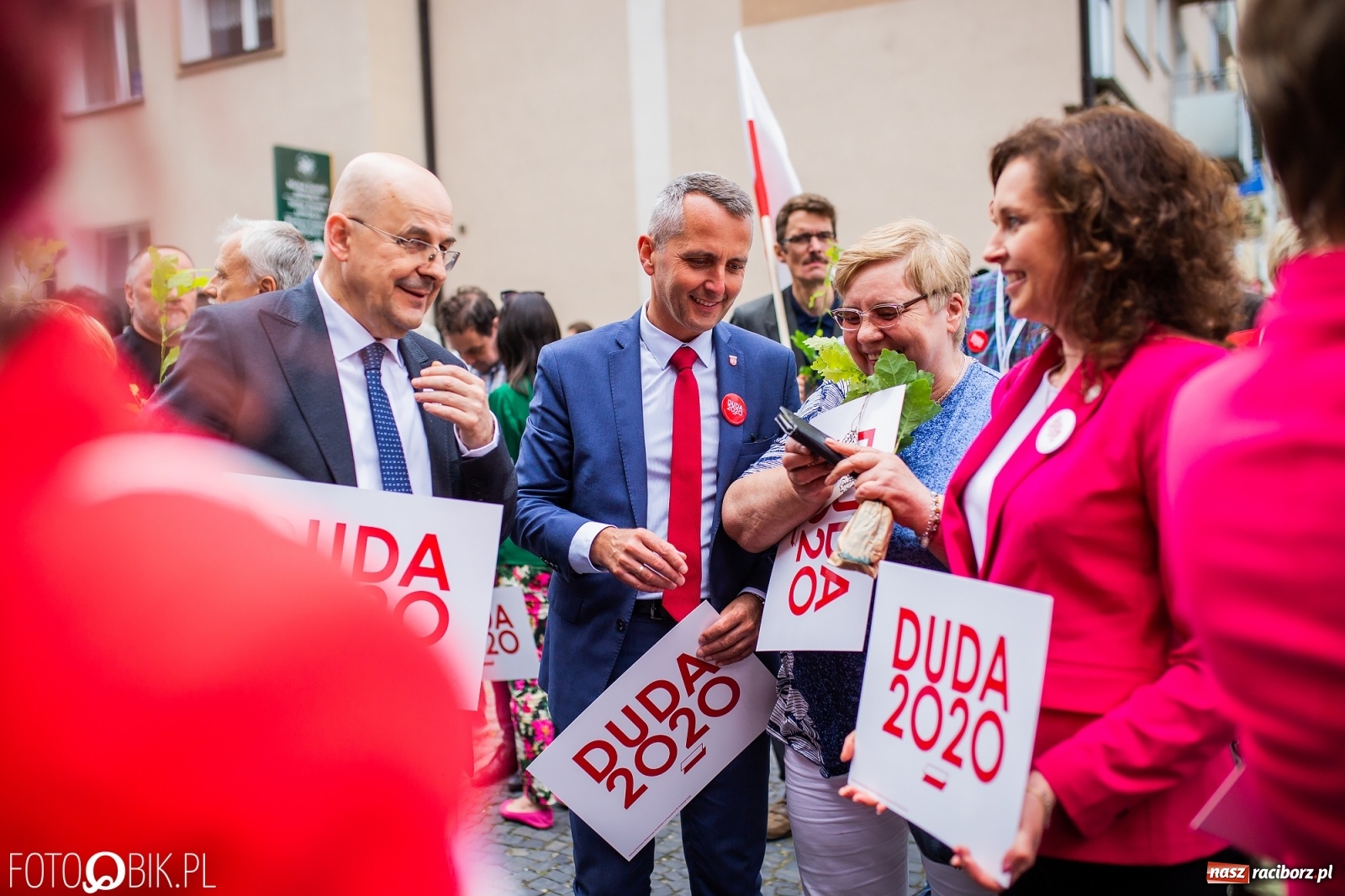 Zdjęcie w galerii na portalu naszraciborz.pl: Na Rynku odbył się wiec poparcia dla Andrzeja Dudy [FOTO] wiadomości z regionu