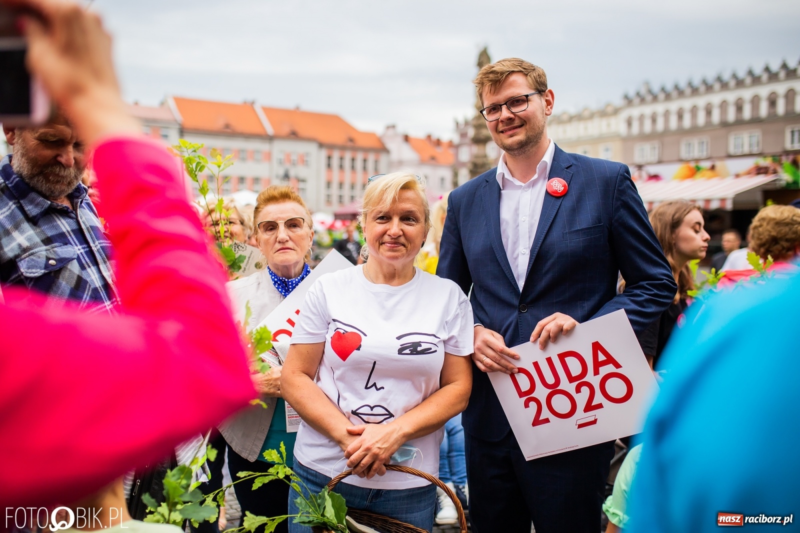 Zdjęcie w galerii na portalu naszraciborz.pl: Na Rynku odbył się wiec poparcia dla Andrzeja Dudy [FOTO] wiadomości z regionu