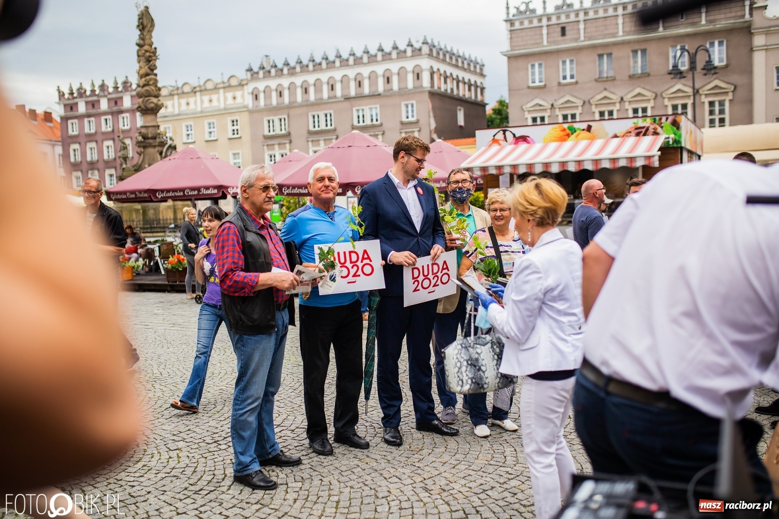 Zdjęcie w galerii na portalu naszraciborz.pl: Na Rynku odbył się wiec poparcia dla Andrzeja Dudy [FOTO] wiadomości z regionu