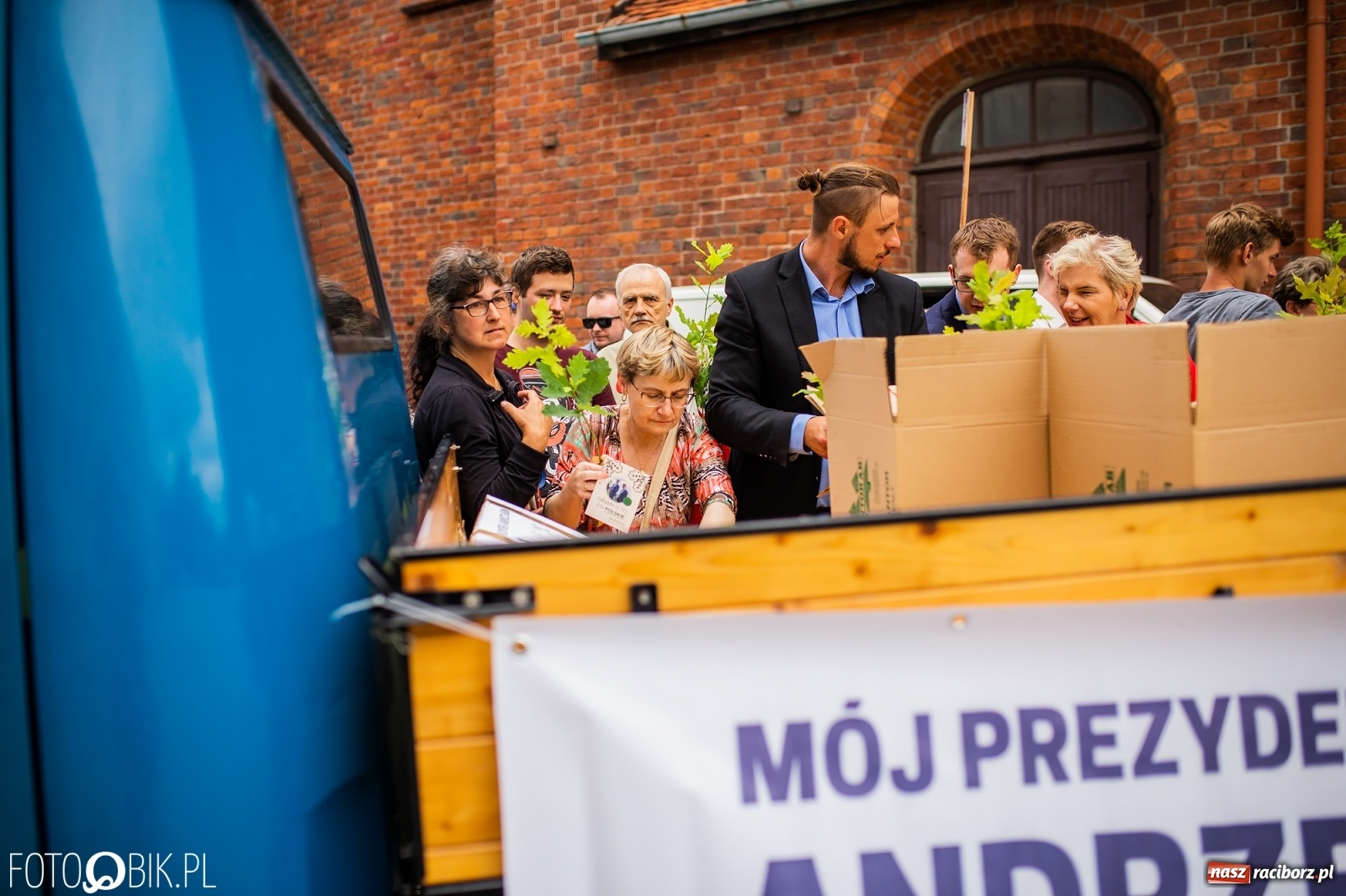 Zdjęcie w galerii na portalu naszraciborz.pl: Na Rynku odbył się wiec poparcia dla Andrzeja Dudy [FOTO] wiadomości z regionu