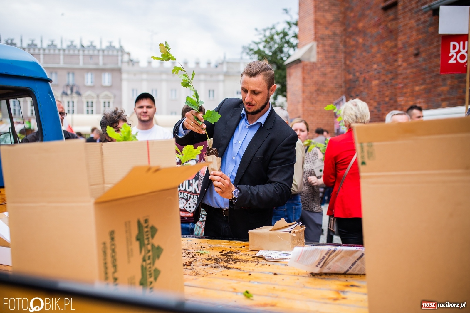 Zdjęcie w galerii na portalu naszraciborz.pl: Na Rynku odbył się wiec poparcia dla Andrzeja Dudy [FOTO] wiadomości z regionu