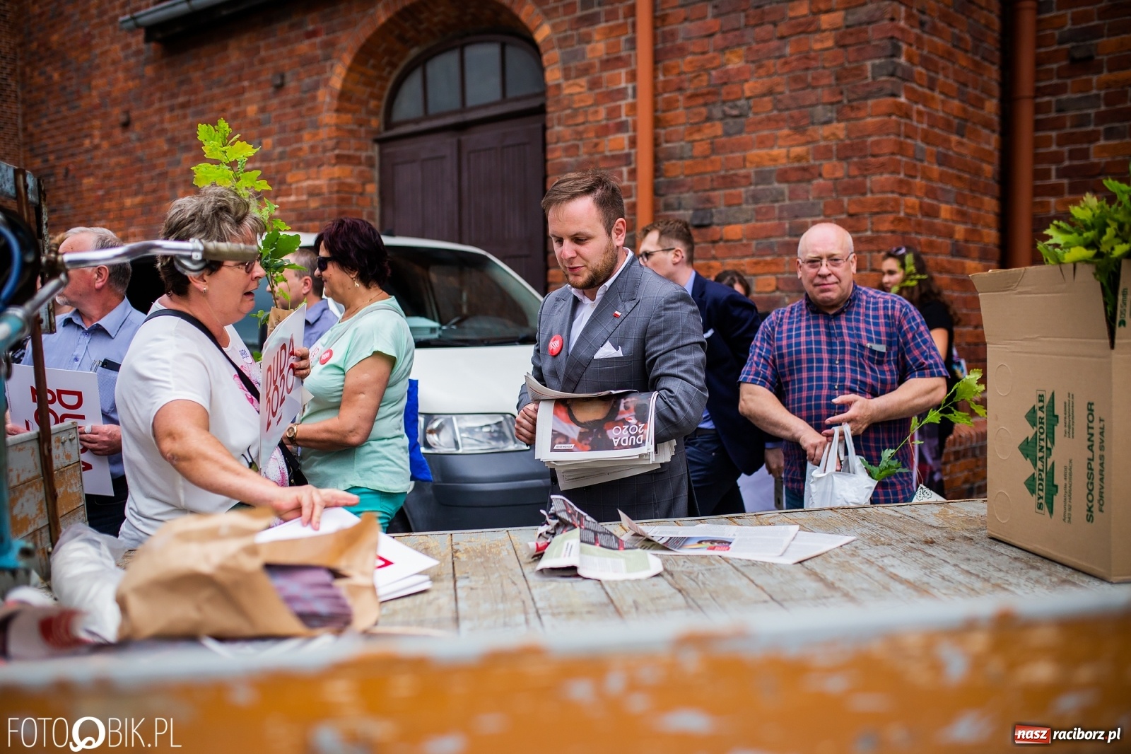Zdjęcie w galerii na portalu naszraciborz.pl: Na Rynku odbył się wiec poparcia dla Andrzeja Dudy [FOTO] wiadomości z regionu