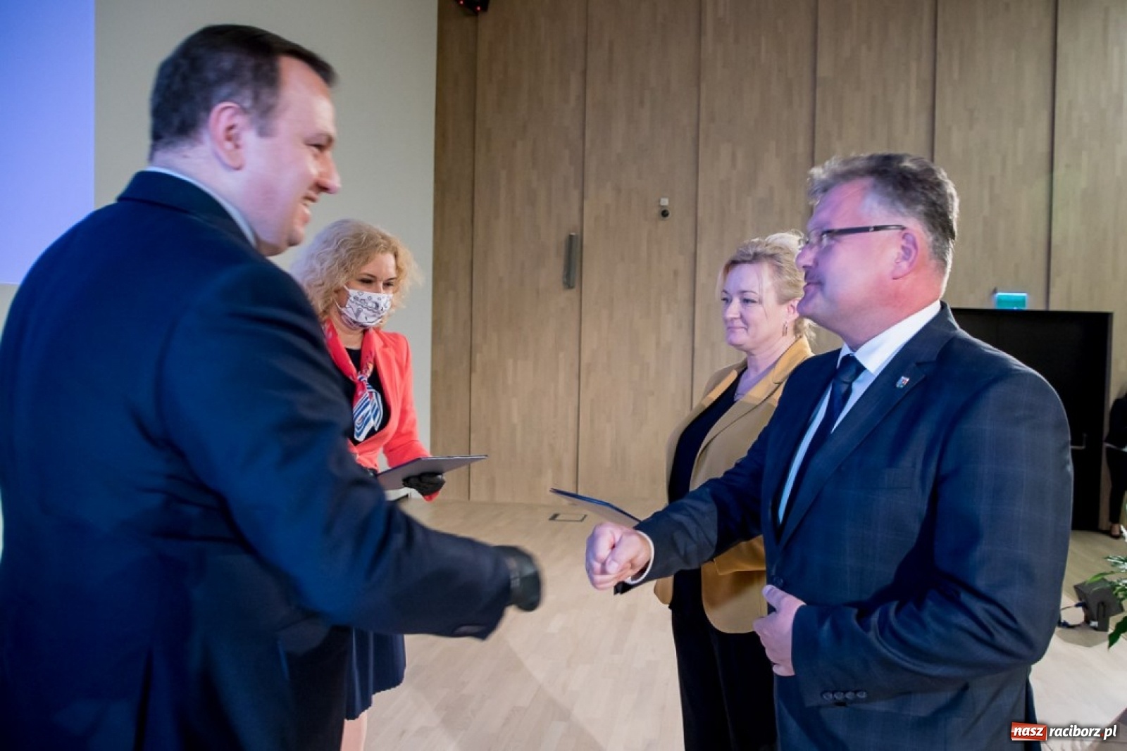 Zdjęcie w galerii na portalu naszraciborz.pl: Gminy powiatu raciborskiego ze środkami na budowę dróg dojazdowych do gruntów rolnych wiadomości z regionu