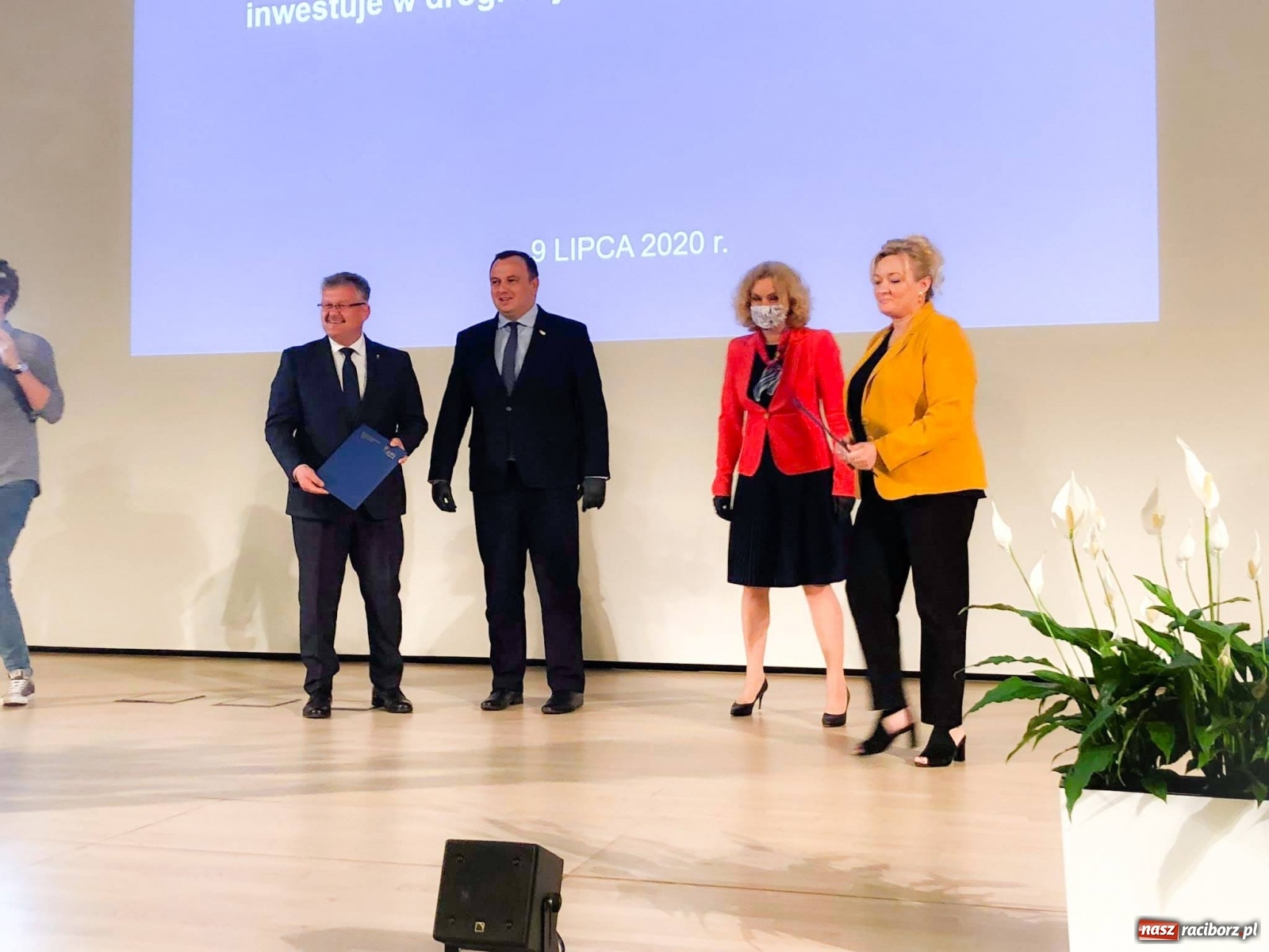 Zdjęcie w galerii na portalu naszraciborz.pl: Gminy powiatu raciborskiego ze środkami na budowę dróg dojazdowych do gruntów rolnych wiadomości z regionu