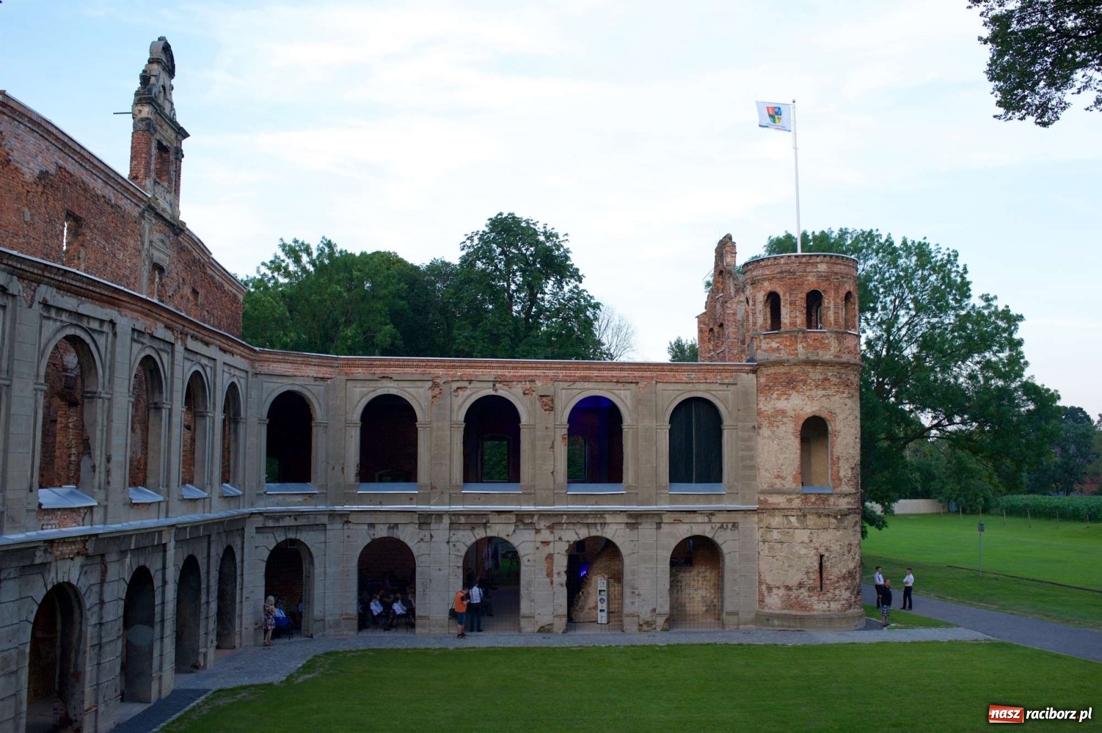 Zdjęcie w galerii na portalu naszraciborz.pl: Rewitalizacja ruin zamku w Tworkowie na wideo wiadomości z regionu