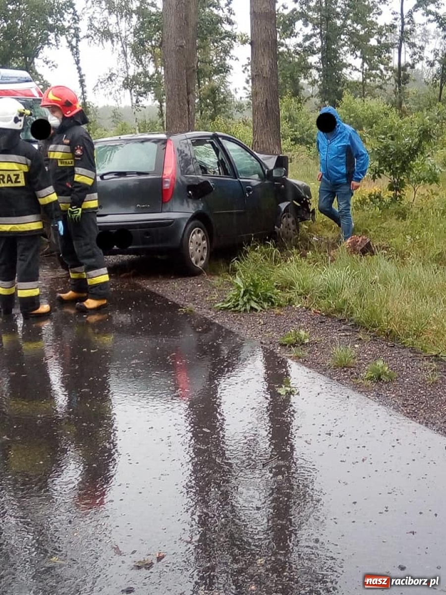 Zdjęcie w galerii na portalu naszraciborz.pl: Fiat uderzył w drzewo na trasie Nędza-Kuźnia Raciborska  wiadomości z regionu
