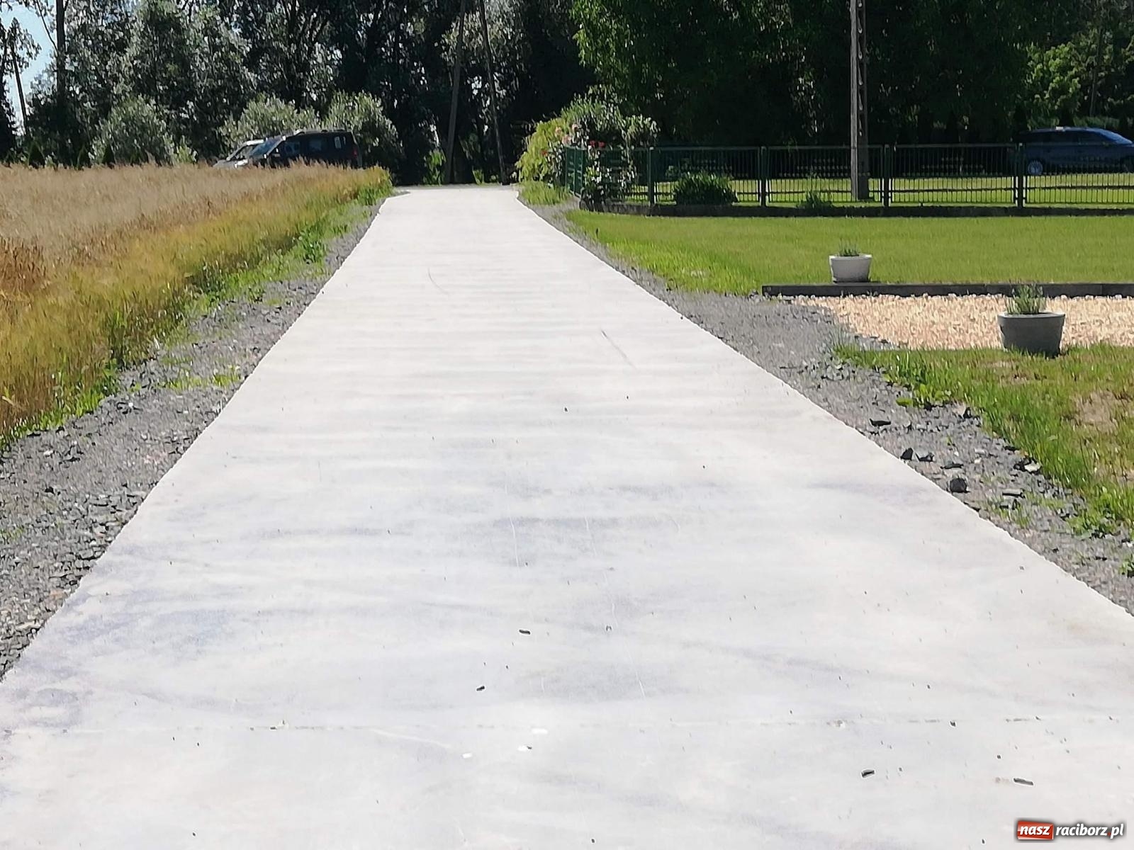 Zdjęcie w galerii na portalu naszraciborz.pl: Nowa nawierzchnia ulicy Odrzańskiej w Grzegorzowicach wiadomości z regionu