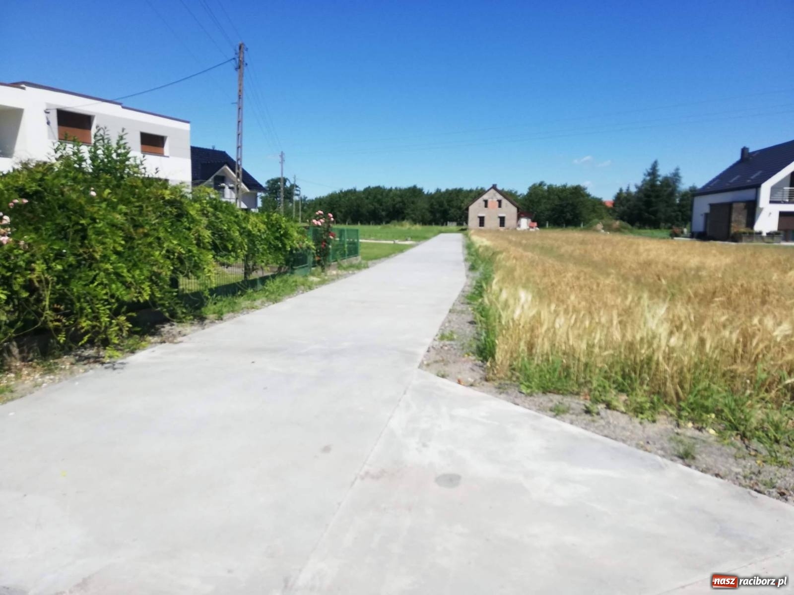 Zdjęcie w galerii na portalu naszraciborz.pl: Nowa nawierzchnia ulicy Odrzańskiej w Grzegorzowicach wiadomości z regionu