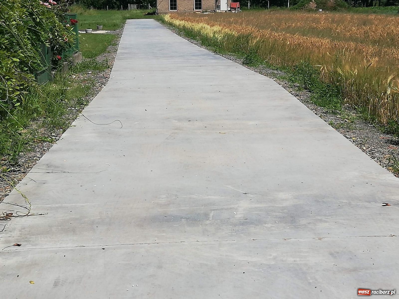 Zdjęcie w galerii na portalu naszraciborz.pl: Nowa nawierzchnia ulicy Odrzańskiej w Grzegorzowicach wiadomości z regionu