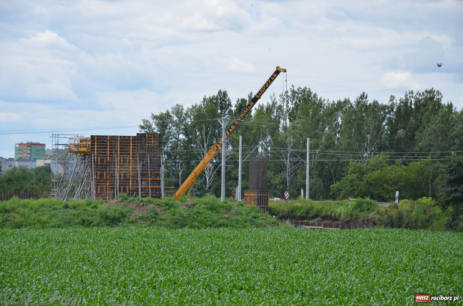 Zdjęcie w galerii na portalu naszraciborz.pl: Przy moście kolejowym na Markowice powstaje wiadukt [FOTO] wiadomości z regionu