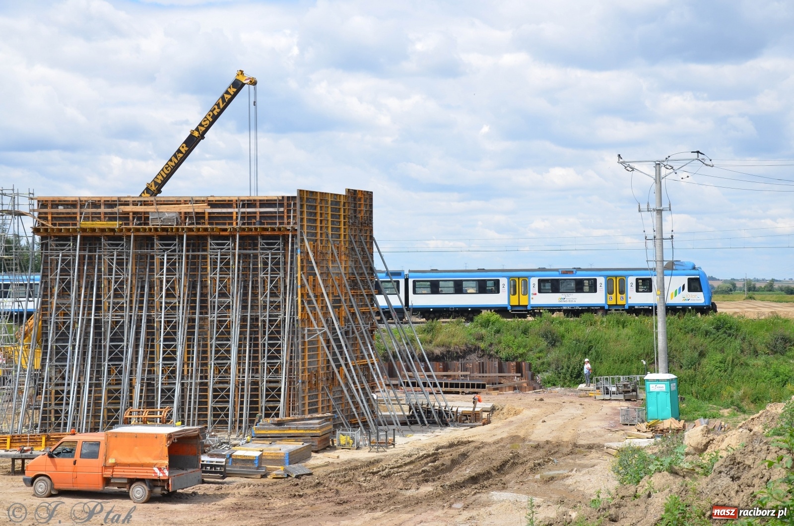 Zdjęcie w galerii na portalu naszraciborz.pl: Przy moście kolejowym na Markowice powstaje wiadukt [FOTO] wiadomości z regionu