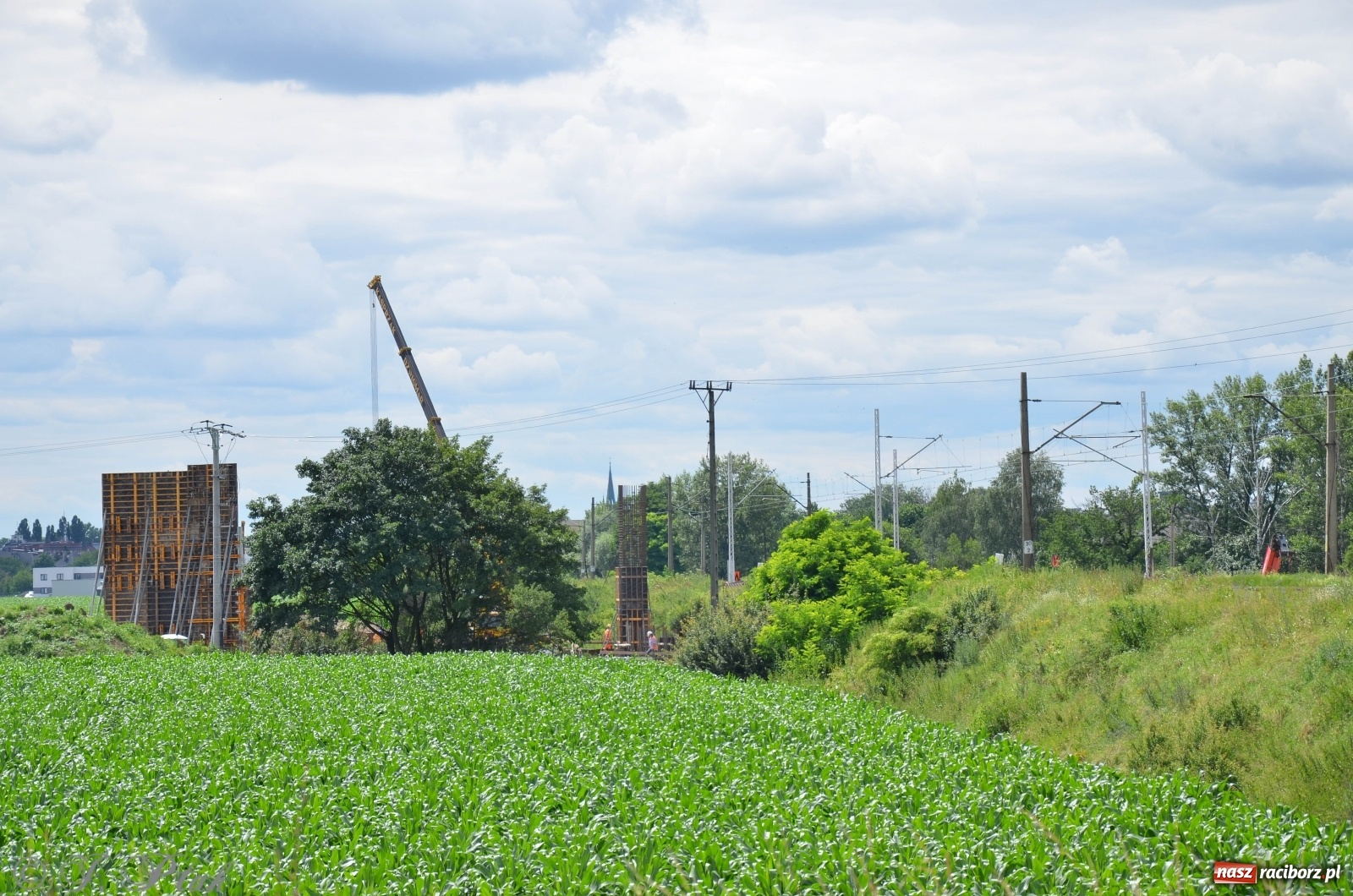 Zdjęcie w galerii na portalu naszraciborz.pl: Przy moście kolejowym na Markowice powstaje wiadukt [FOTO] wiadomości z regionu
