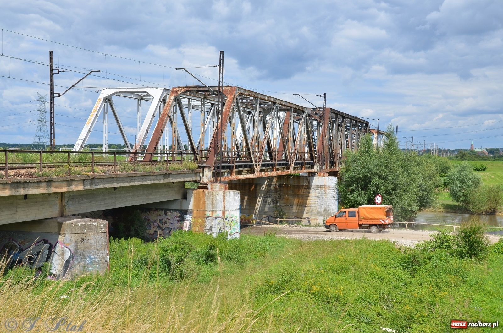Zdjęcie w galerii na portalu naszraciborz.pl: Przy moście kolejowym na Markowice powstaje wiadukt [FOTO] wiadomości z regionu