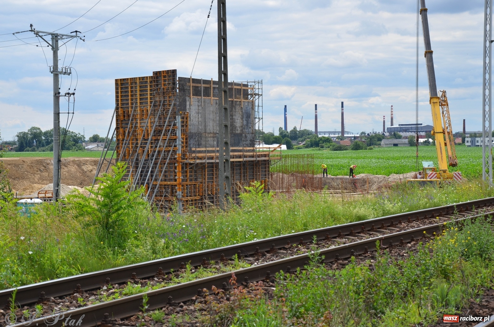 Zdjęcie w galerii na portalu naszraciborz.pl: Przy moście kolejowym na Markowice powstaje wiadukt [FOTO] wiadomości z regionu
