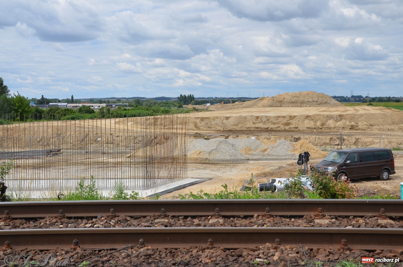 Zdjęcie w galerii na portalu naszraciborz.pl: Przy moście kolejowym na Markowice powstaje wiadukt [FOTO] wiadomości z regionu