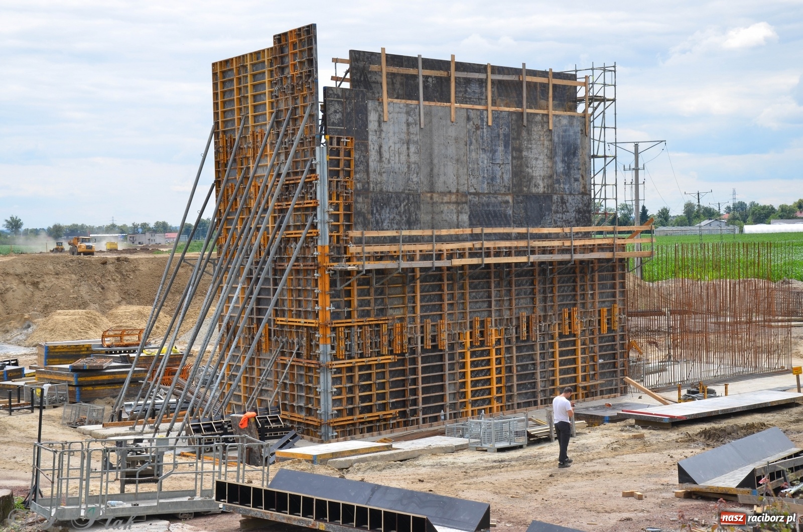 Zdjęcie w galerii na portalu naszraciborz.pl: Przy moście kolejowym na Markowice powstaje wiadukt [FOTO] wiadomości z regionu