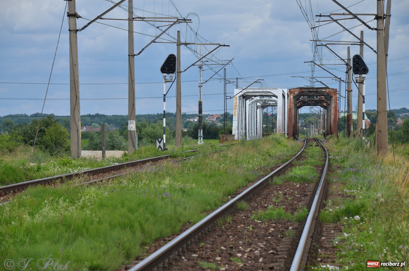 Zdjęcie w galerii na portalu naszraciborz.pl: Przy moście kolejowym na Markowice powstaje wiadukt [FOTO] wiadomości z regionu