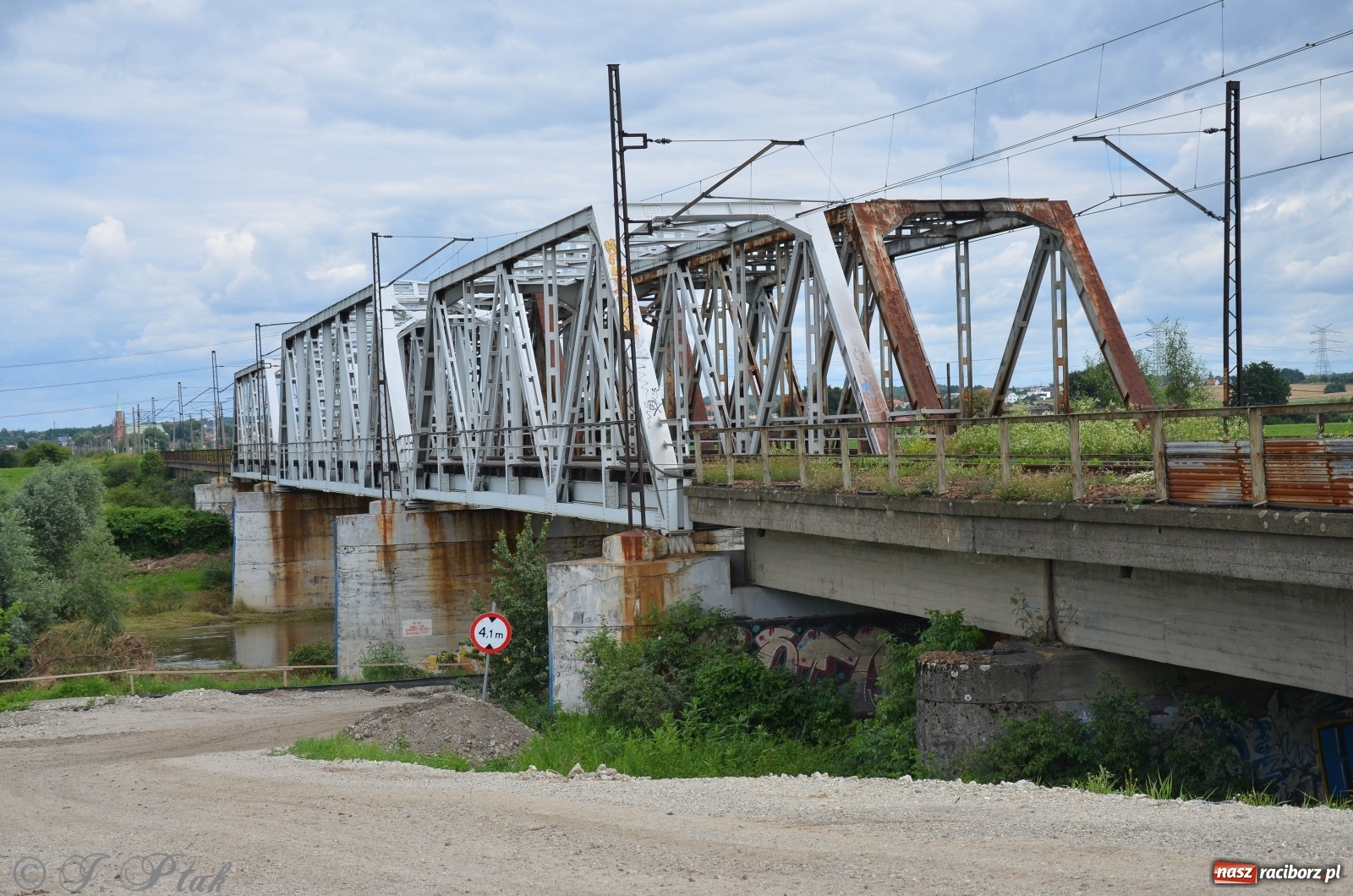 Zdjęcie w galerii na portalu naszraciborz.pl: Przy moście kolejowym na Markowice powstaje wiadukt [FOTO] wiadomości z regionu