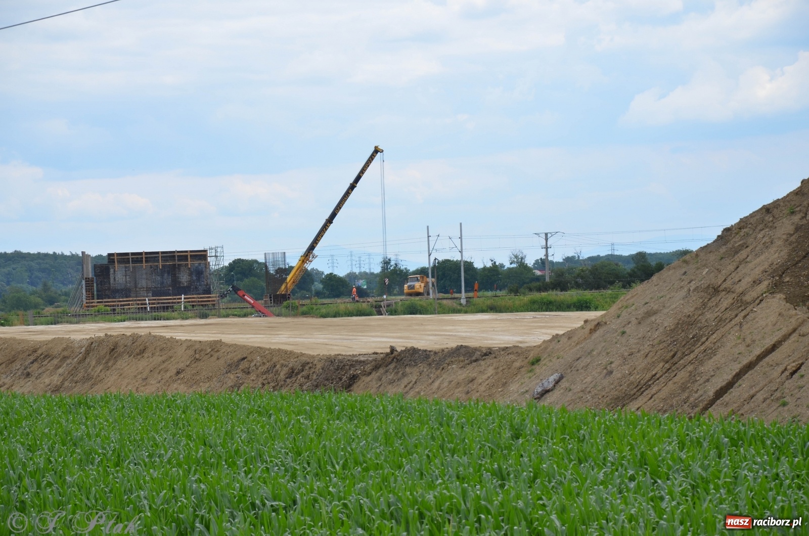 Zdjęcie w galerii na portalu naszraciborz.pl: Przy moście kolejowym na Markowice powstaje wiadukt [FOTO] wiadomości z regionu