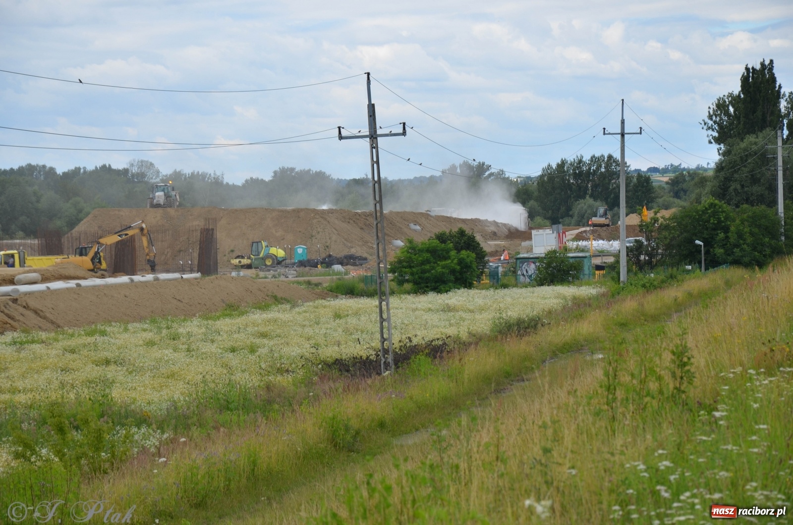 Zdjęcie w galerii na portalu naszraciborz.pl: Przy moście kolejowym na Markowice powstaje wiadukt [FOTO] wiadomości z regionu
