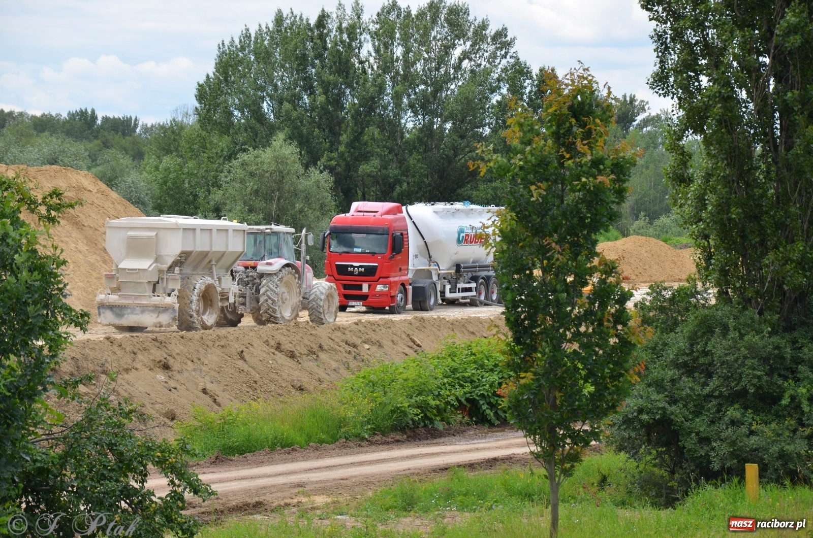 Zdjęcie w galerii na portalu naszraciborz.pl: Przy moście kolejowym na Markowice powstaje wiadukt [FOTO] wiadomości z regionu