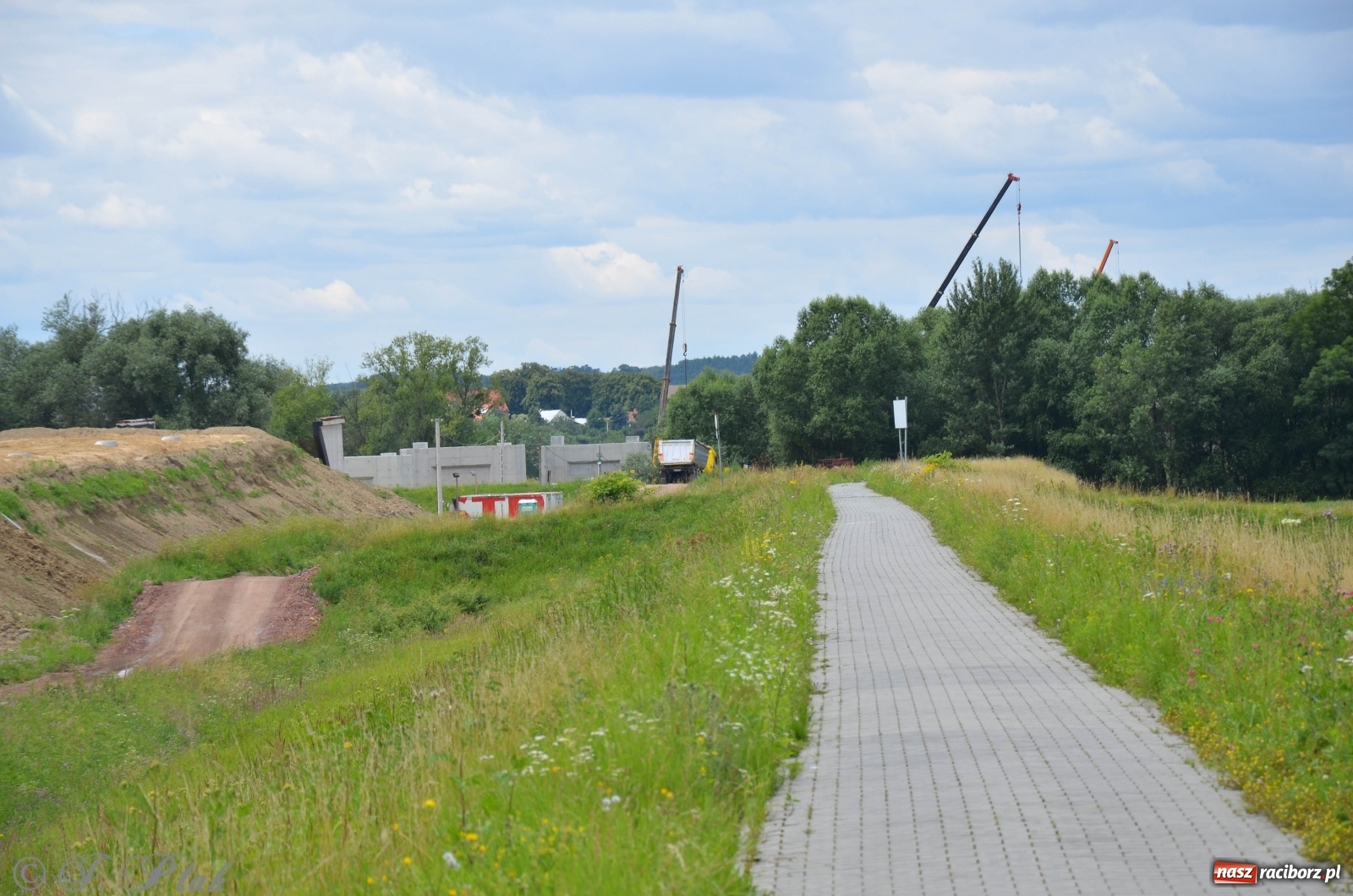 Zdjęcie w galerii na portalu naszraciborz.pl: Przy moście kolejowym na Markowice powstaje wiadukt [FOTO] wiadomości z regionu