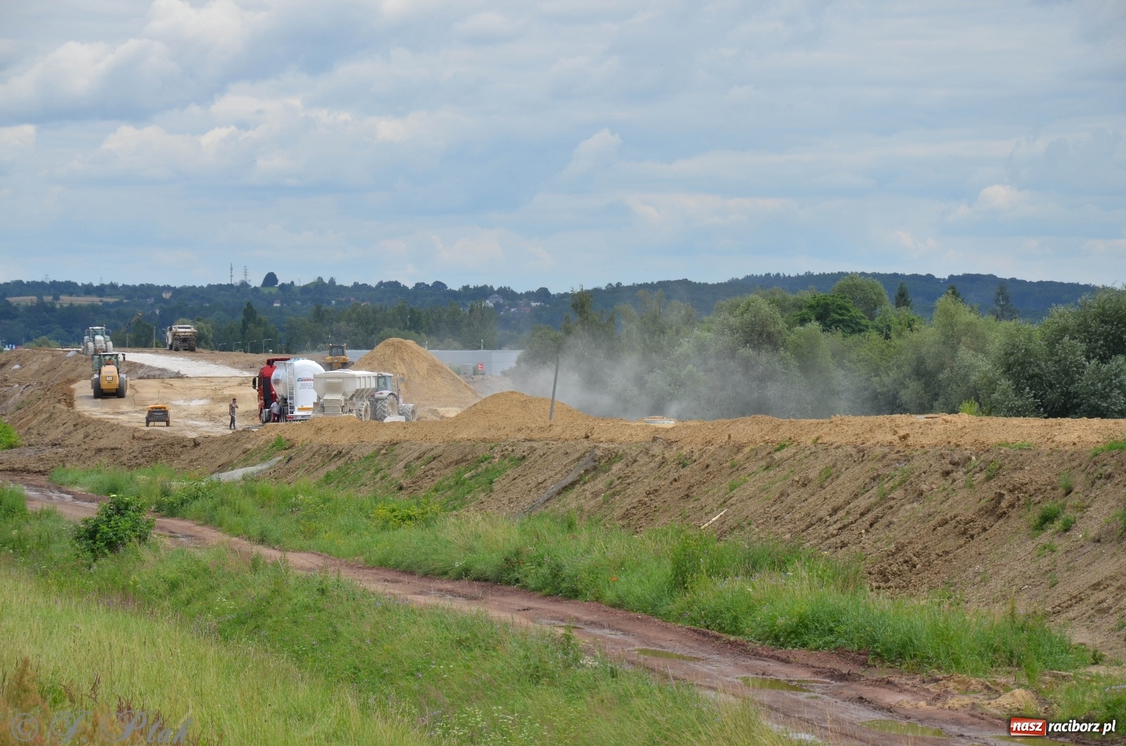 Zdjęcie w galerii na portalu naszraciborz.pl: Przy moście kolejowym na Markowice powstaje wiadukt [FOTO] wiadomości z regionu