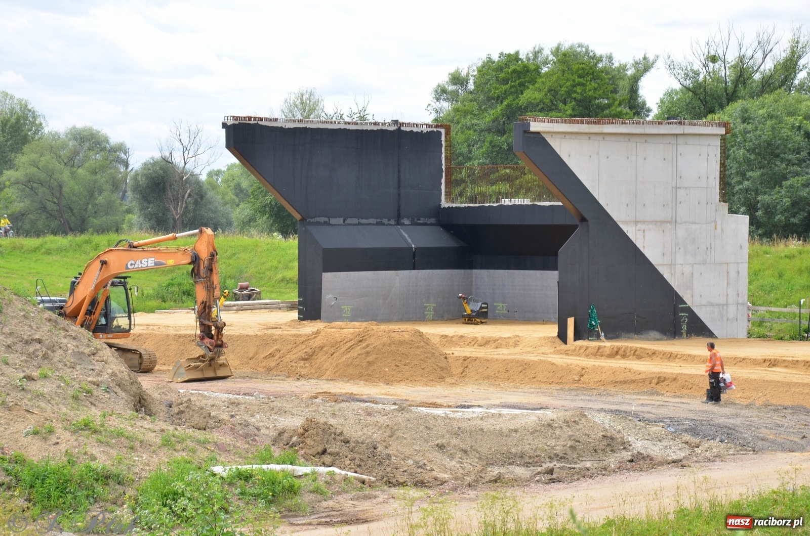 Zdjęcie w galerii na portalu naszraciborz.pl: Przy moście kolejowym na Markowice powstaje wiadukt [FOTO] wiadomości z regionu