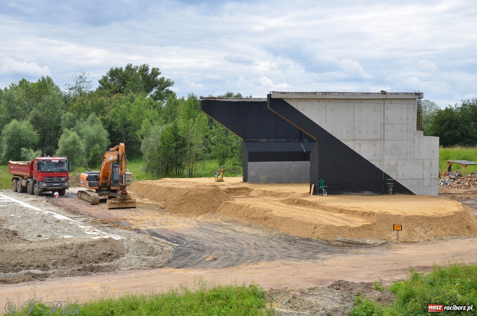 Zdjęcie w galerii na portalu naszraciborz.pl: Przy moście kolejowym na Markowice powstaje wiadukt [FOTO] wiadomości z regionu