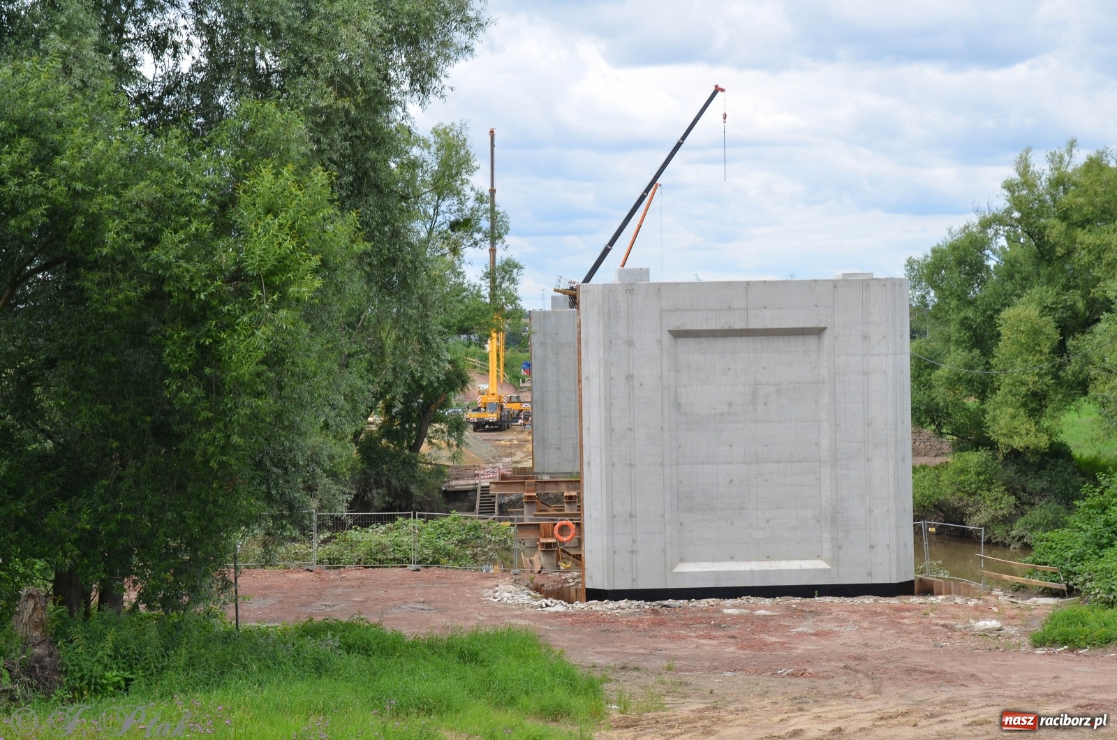 Zdjęcie w galerii na portalu naszraciborz.pl: Przy moście kolejowym na Markowice powstaje wiadukt [FOTO] wiadomości z regionu