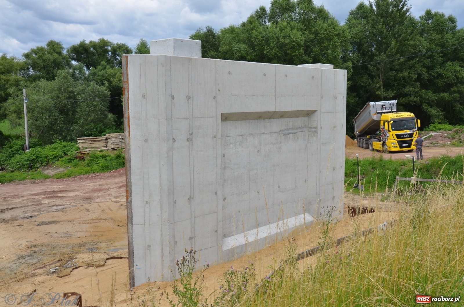 Zdjęcie w galerii na portalu naszraciborz.pl: Przy moście kolejowym na Markowice powstaje wiadukt [FOTO] wiadomości z regionu