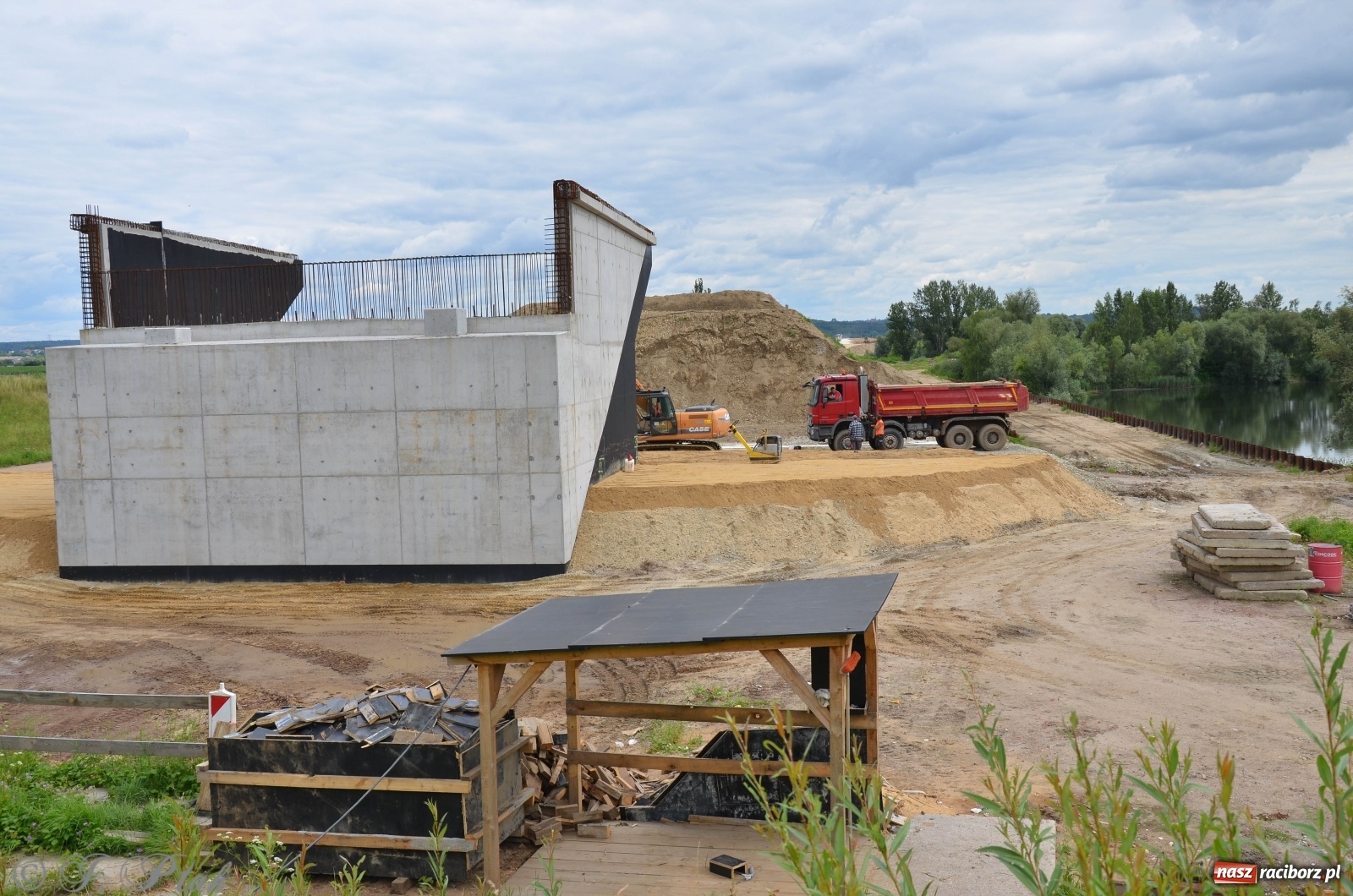 Zdjęcie w galerii na portalu naszraciborz.pl: Przy moście kolejowym na Markowice powstaje wiadukt [FOTO] wiadomości z regionu