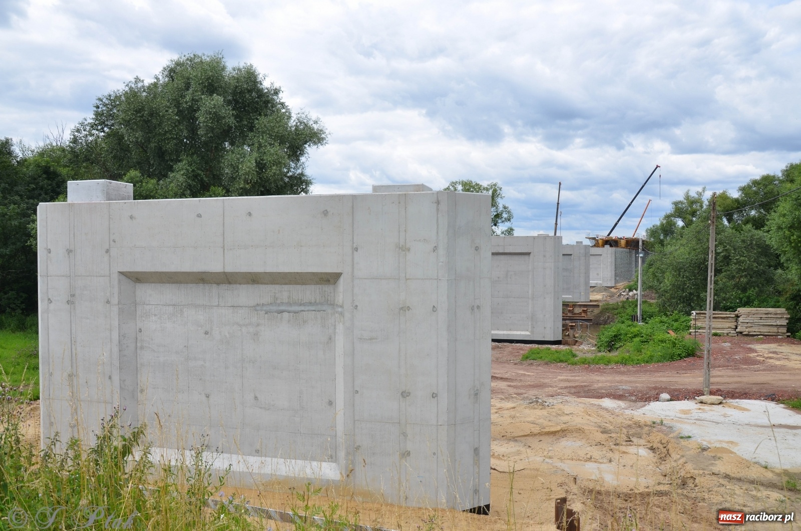 Zdjęcie w galerii na portalu naszraciborz.pl: Przy moście kolejowym na Markowice powstaje wiadukt [FOTO] wiadomości z regionu