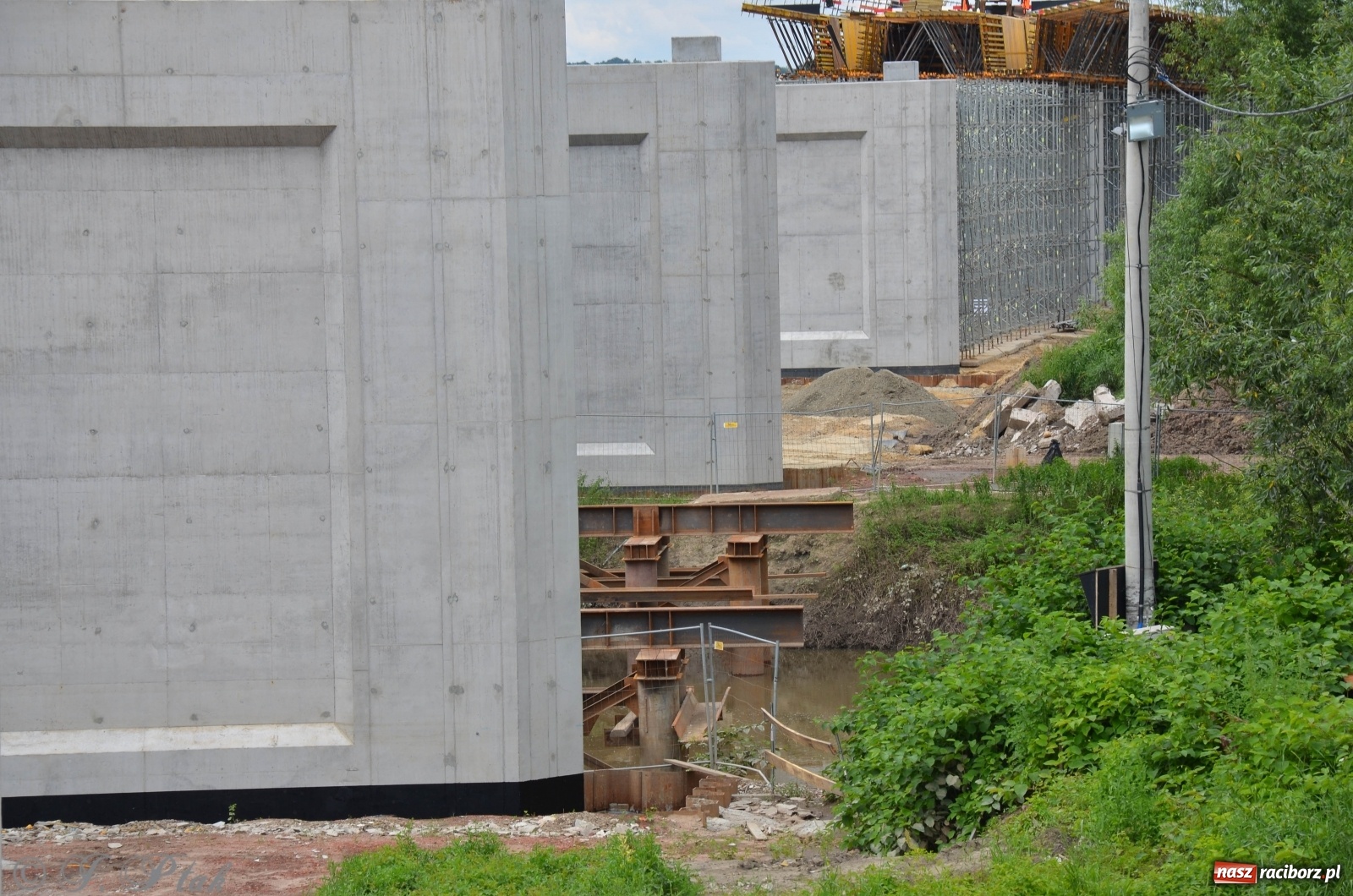 Zdjęcie w galerii na portalu naszraciborz.pl: Przy moście kolejowym na Markowice powstaje wiadukt [FOTO] wiadomości z regionu