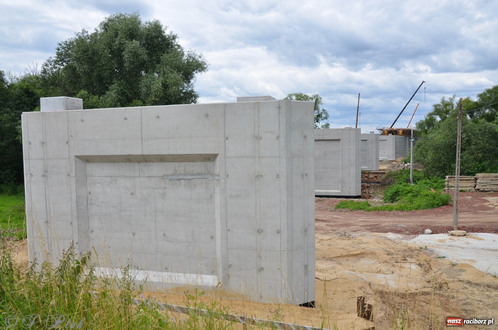 Zdjęcie w galerii na portalu naszraciborz.pl: Przy moście kolejowym na Markowice powstaje wiadukt [FOTO] wiadomości z regionu