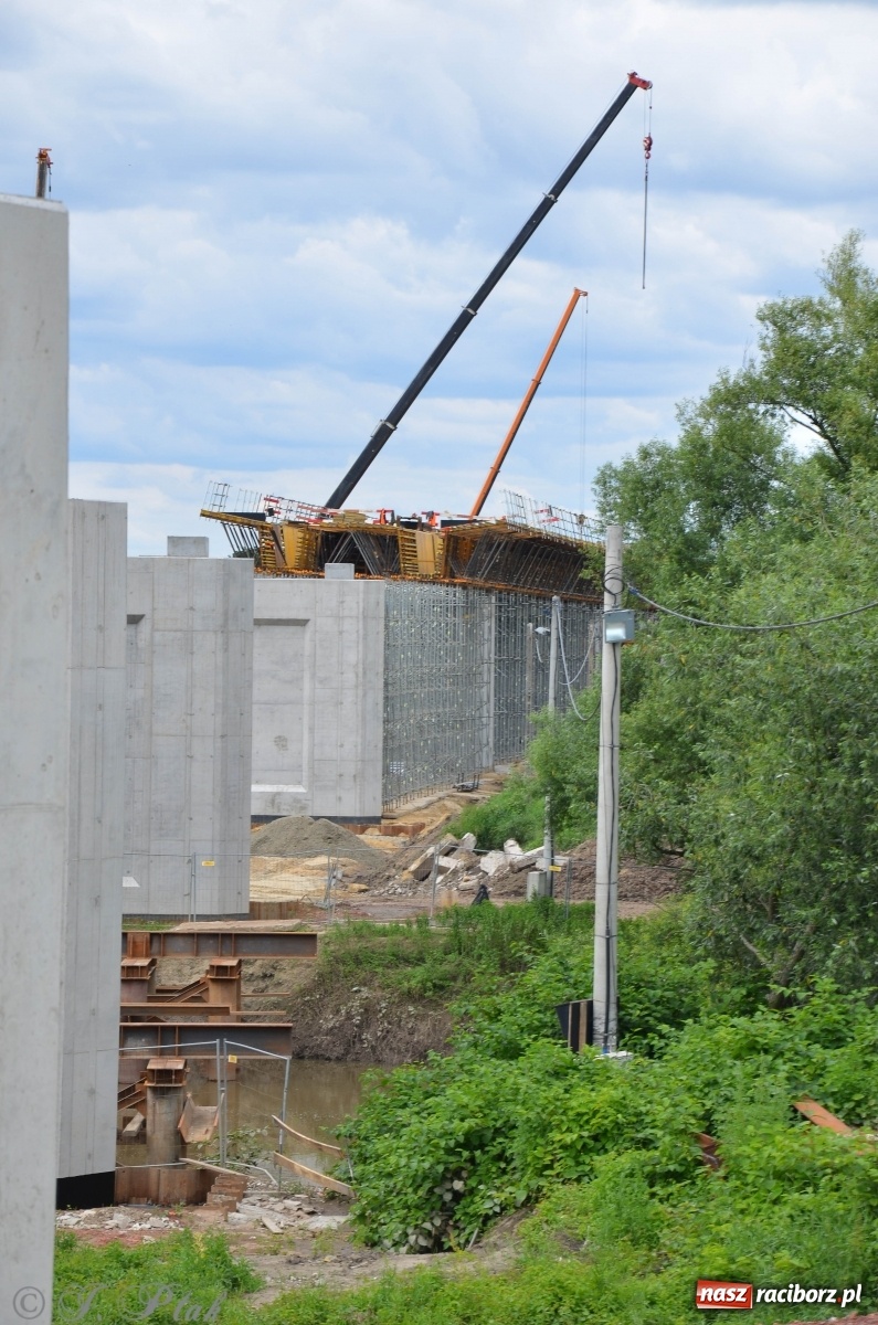 Zdjęcie w galerii na portalu naszraciborz.pl: Przy moście kolejowym na Markowice powstaje wiadukt [FOTO] wiadomości z regionu