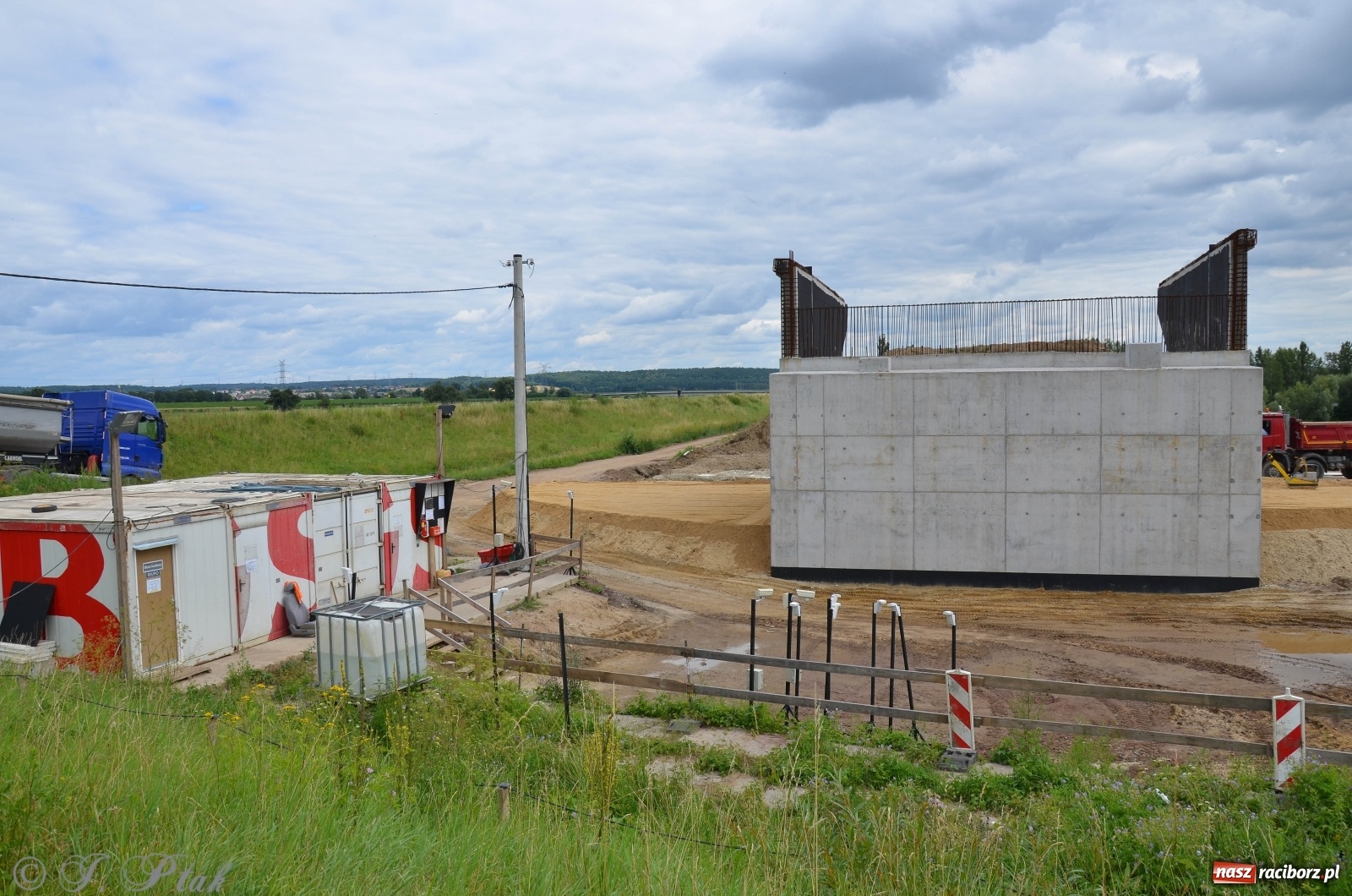 Zdjęcie w galerii na portalu naszraciborz.pl: Przy moście kolejowym na Markowice powstaje wiadukt [FOTO] wiadomości z regionu