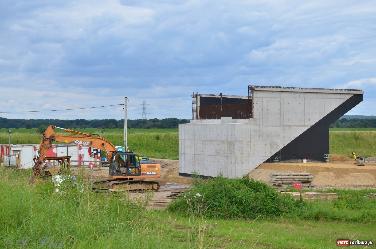 Zdjęcie w galerii na portalu naszraciborz.pl: Przy moście kolejowym na Markowice powstaje wiadukt [FOTO] wiadomości z regionu