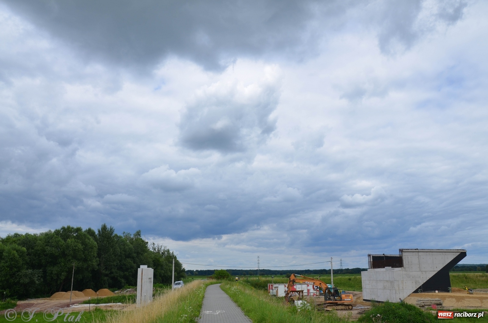 Zdjęcie w galerii na portalu naszraciborz.pl: Przy moście kolejowym na Markowice powstaje wiadukt [FOTO] wiadomości z regionu