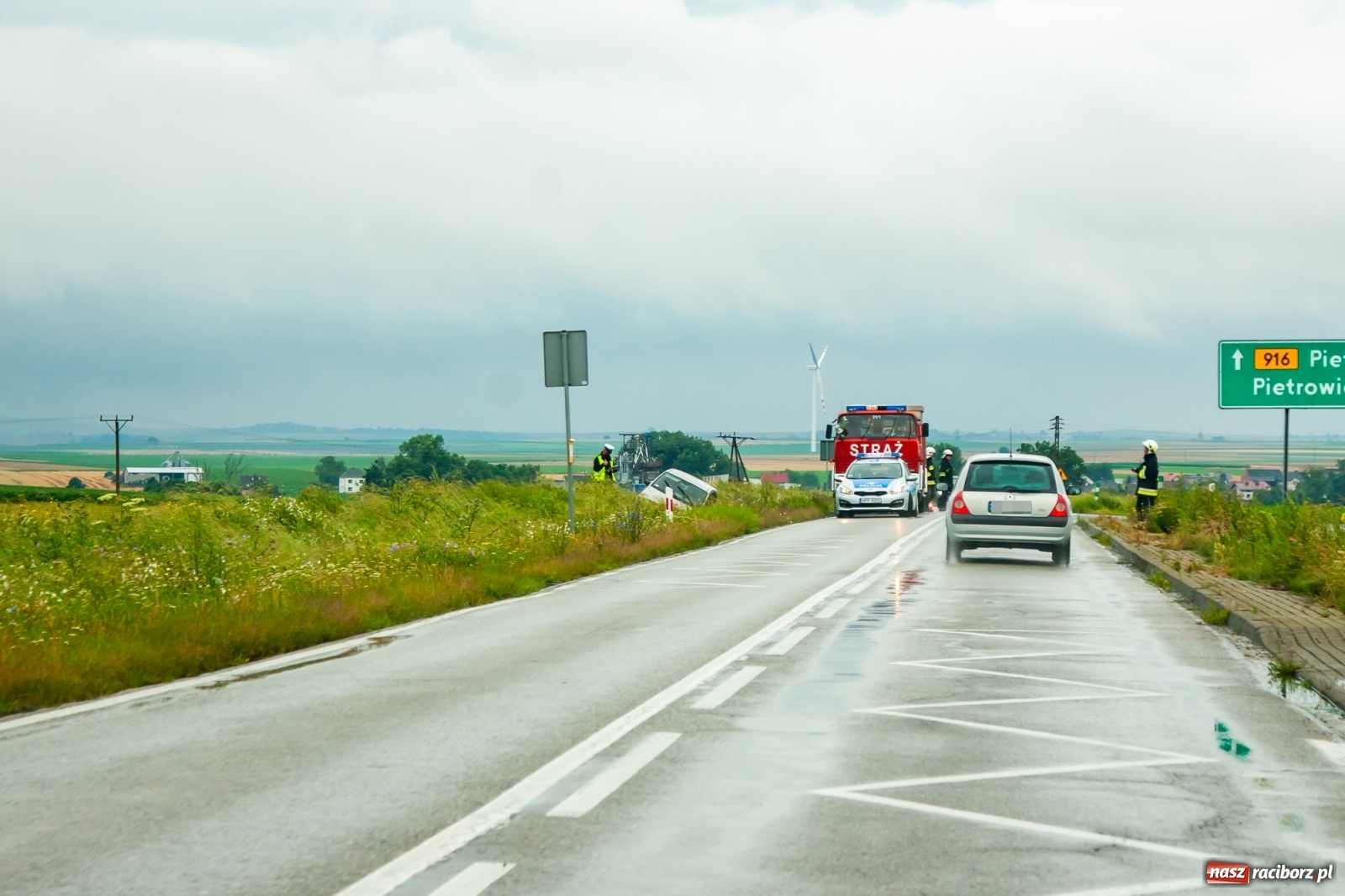 Zdjęcie w galerii na portalu naszraciborz.pl: Raport 998. Fiat panda w rowie w Lekartowie. Kierująca uciekała przed zderzeniem [FOTO] wiadomości z regionu