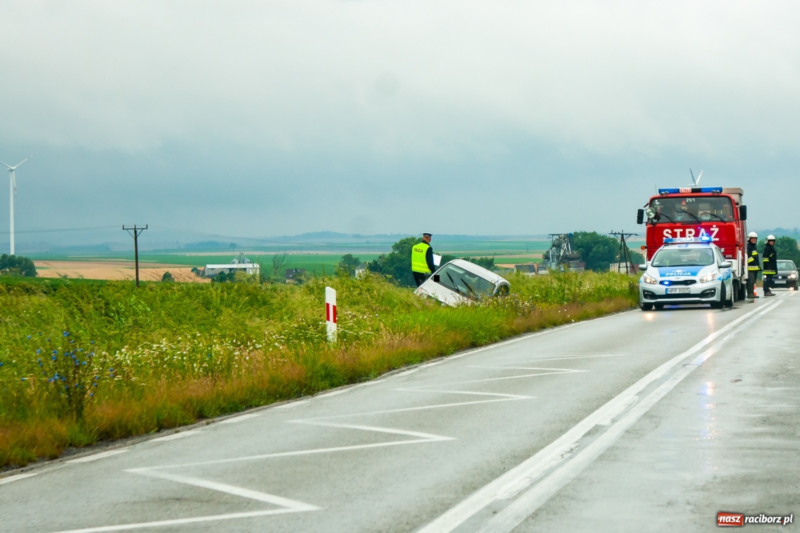 Zdjęcie w galerii na portalu naszraciborz.pl: Raport 998. Fiat panda w rowie w Lekartowie. Kierująca uciekała przed zderzeniem [FOTO] wiadomości z regionu